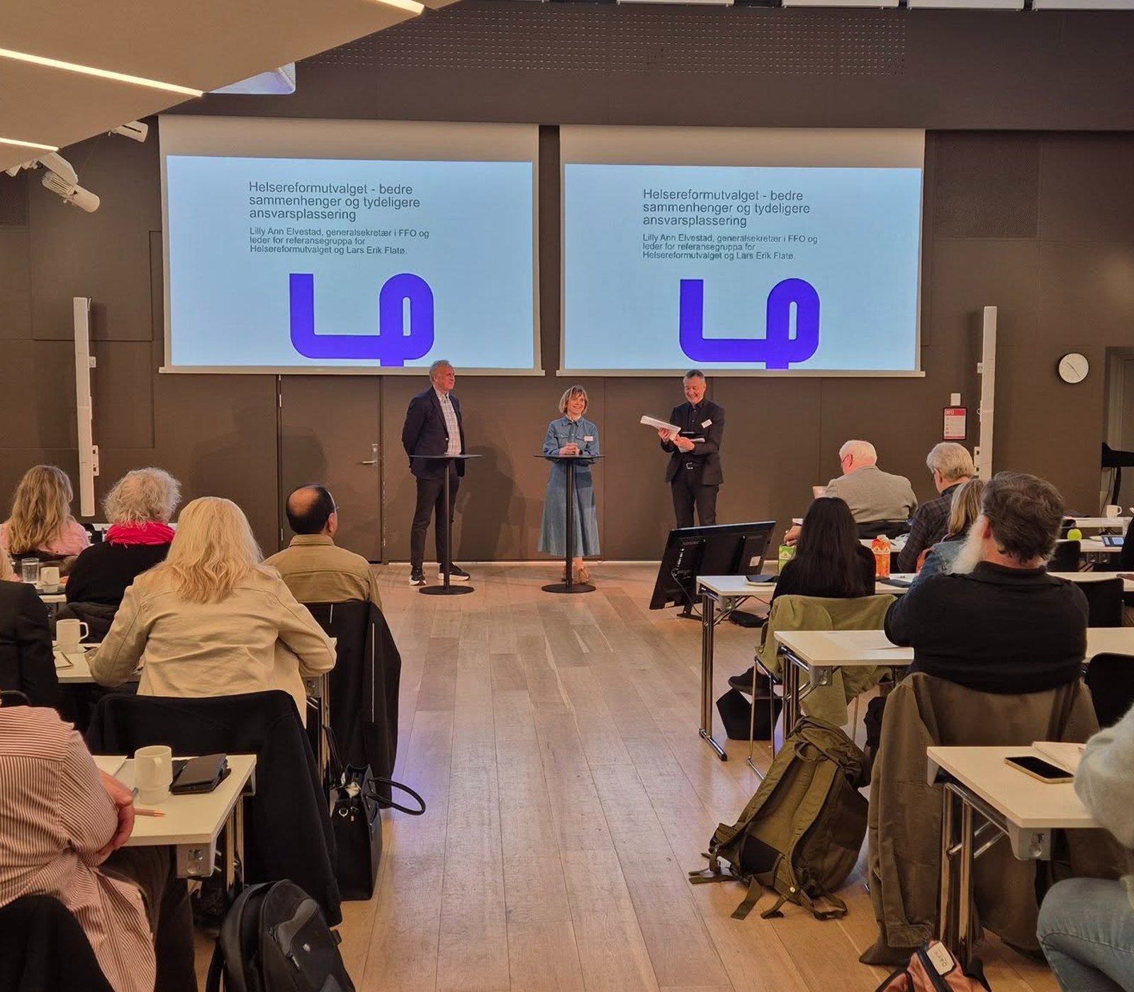 Lilly Ann Elvestad (generalsektretær FFO) og Lars Erik Flatø (medlem i helsereformutvalget) i samtale med Aslak Bonde.