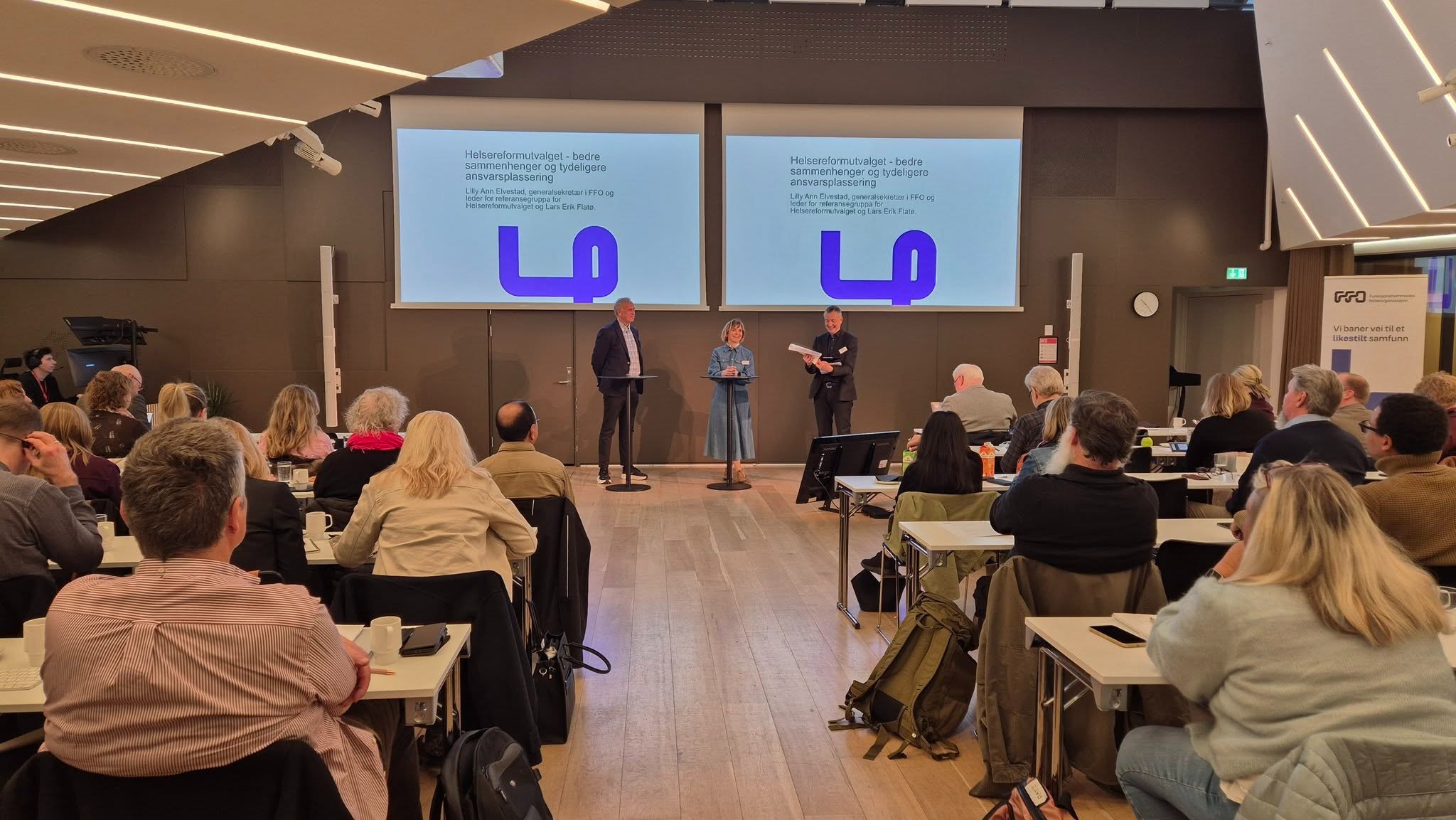 Lilly Ann Elvestad (generalsektretær FFO) og Lars Erik Flatø (medlem i helsereformutvalget) i samtale med Aslak Bonde.