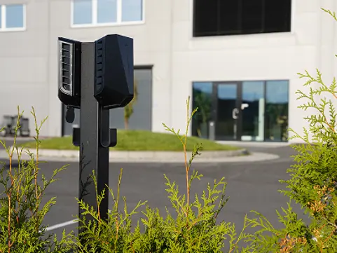 Elbillader og parkering utenfor kontoret på KODE15
