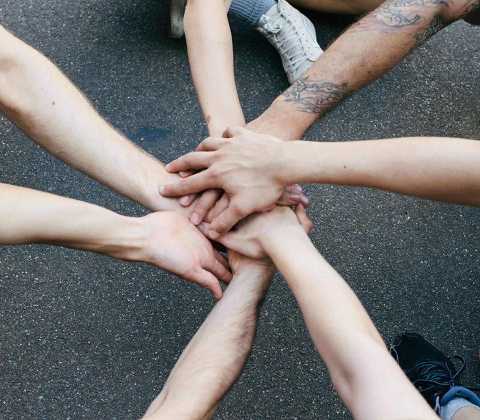 seks hender som møtes i midten og viser sammhold