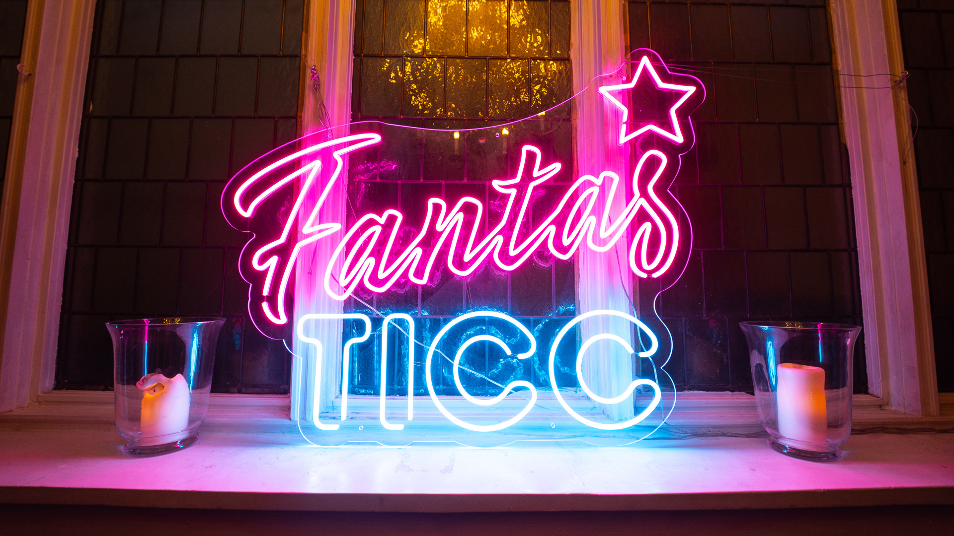 Neonsign that reads FantasTICC