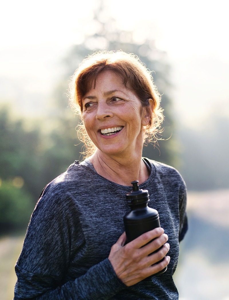 Dame med drikkeflaske og trenings klær