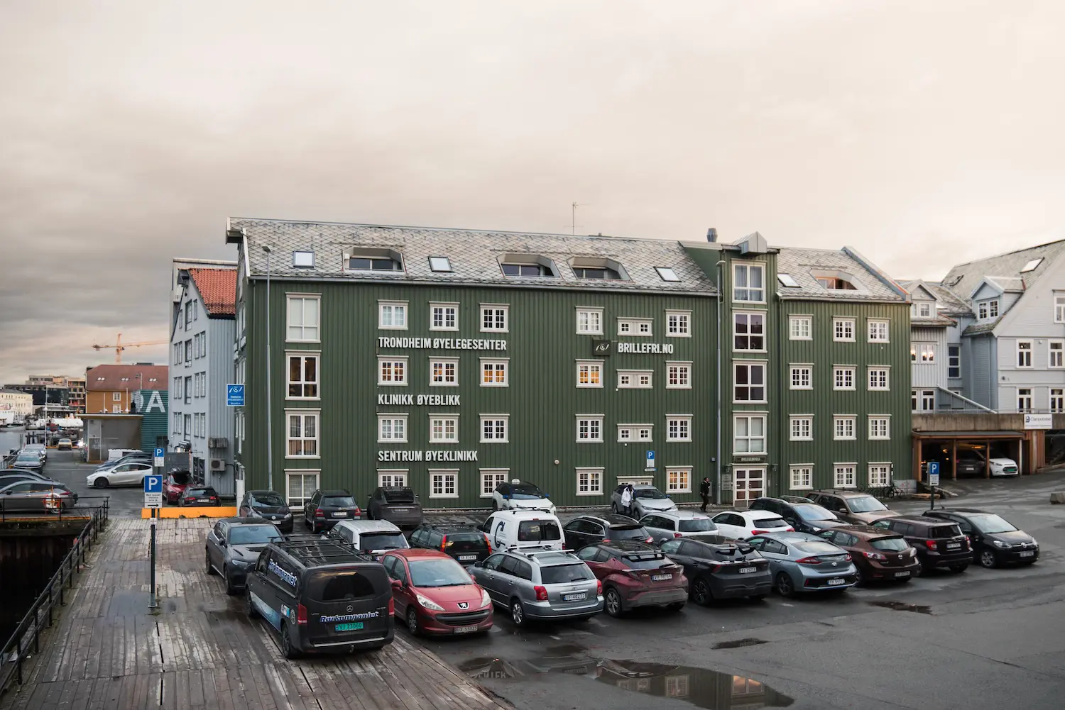 
    Utenfor-Brillefri-parkering.jpg (1)    