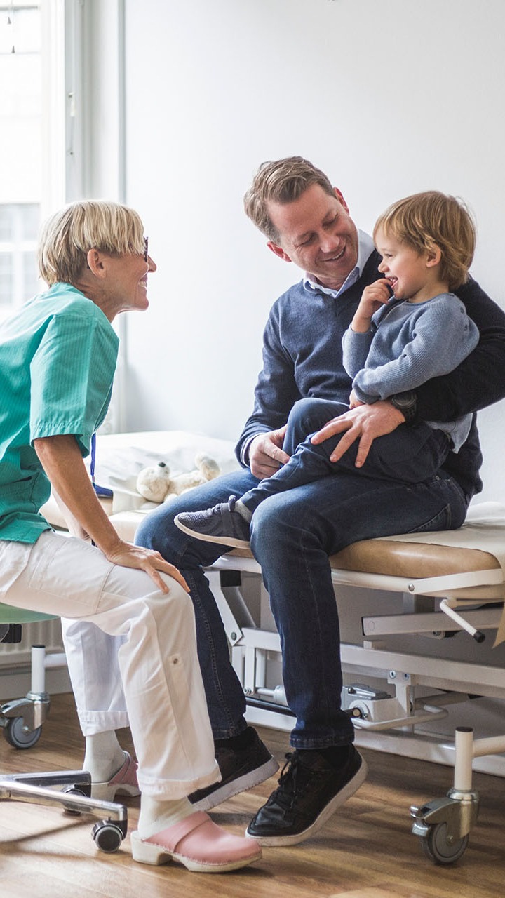 Far og sønn på legebesøk